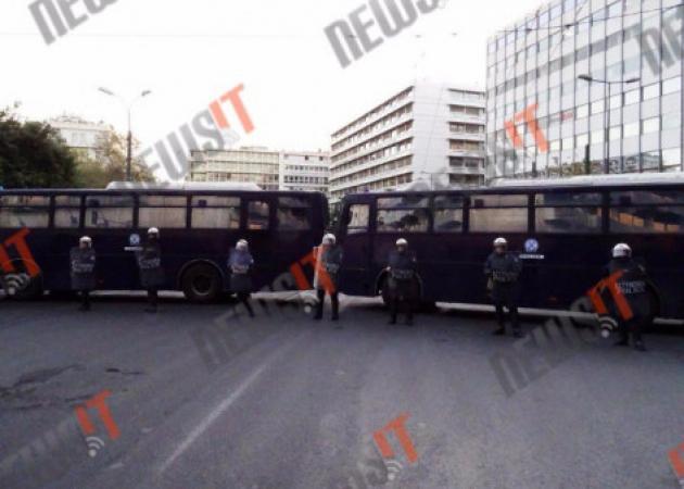 Πολυτεχνείο Live: Ξεκίνησε η μεγάλη πορεία - Παντού κλούβες και αστυνομικοί!
