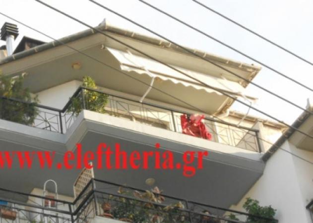 Λάρισα: Μπήκαν στο σπίτι της αστυνομικοί και βούτηξε στο κενό - Σοκάρει η αυτοκτονία γυναίκας