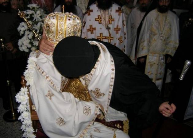 Σάλος από τις φωτογραφίες με τον νεκρό Μητροπολίτη καθισμένο στο θρόνο του!