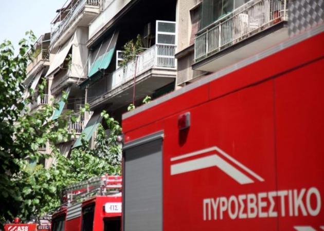 Θρίλερ στην Πετρούπολη – Χαροπαλεύει η γυναίκα που απεγκλωβίστηκε μετά από φωτιά σε διαμέρισμα