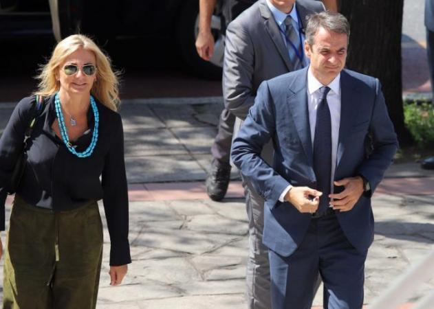 Μαρέβα Μητσοτάκη: Με χαλαρό look και γαλάζιο κολιέ