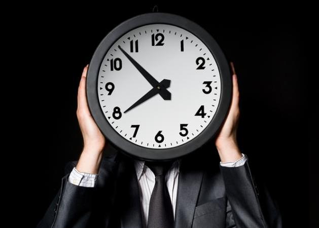 Ένας άντρας γελάει με το χρόνο. Γιατρός τελικά ή δάσκαλος;