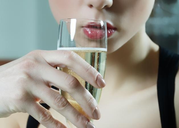 Όταν ένα κορίτσι έχει σχέση, αλλά κοιτάει κι άλλους... Τι λέει η ψυχολόγος;