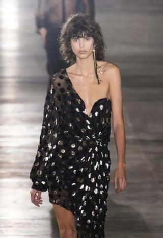 O Anthony Vaccarello έκανε ένα απίστευτα σέξι ντεμπούτο στον Saint Laurent!