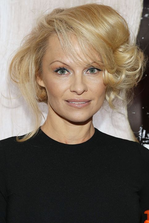 src=/files/Image/BEAUTY/2013/BEAUTY_NEWS/APRIL/17_4/pamela-anderson-updo-h724(1).jpg