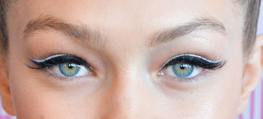 src=/files/Image/BEAUTY/2015/BEAUTY_NEWS/JUNE/5_6/gigi-hadid-eyeliner-maybelline-double-white-close-w540.jpg