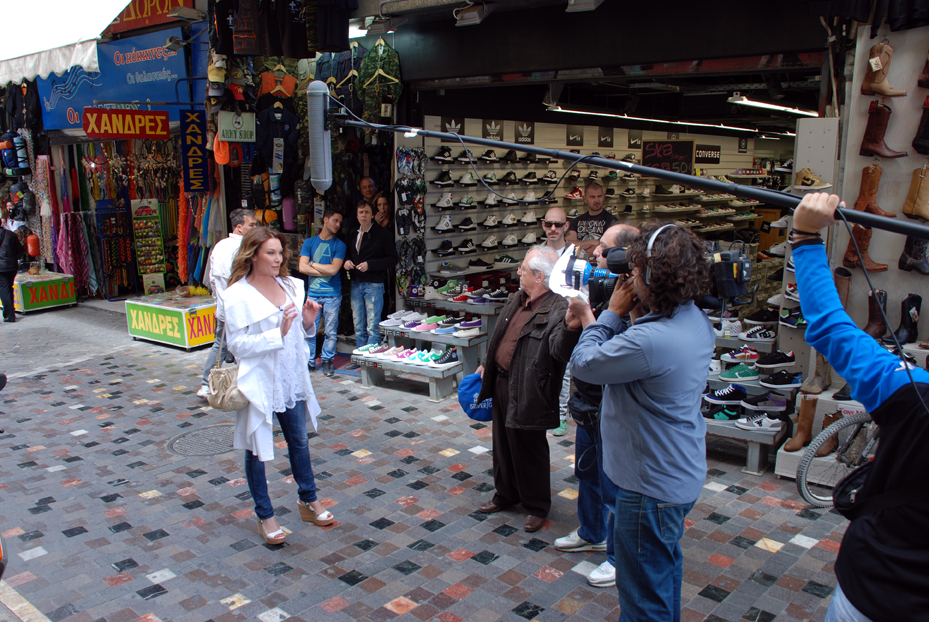 Φώτα, κάμερα, πάμε... Η Τατιάνα ξεναγεί τις τηλεθέατριες στα πιο όμορφα μέρη της Αθήνας, ενώ οι καταστηματάρχες παρακολουθούν με χαρά την επίσκεψη της στο Μοναστηράκι. 
