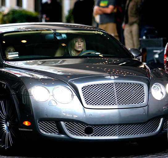 Η Jennifer Aniston με την  Bentley Continental GT Speed αξίας 200.000$