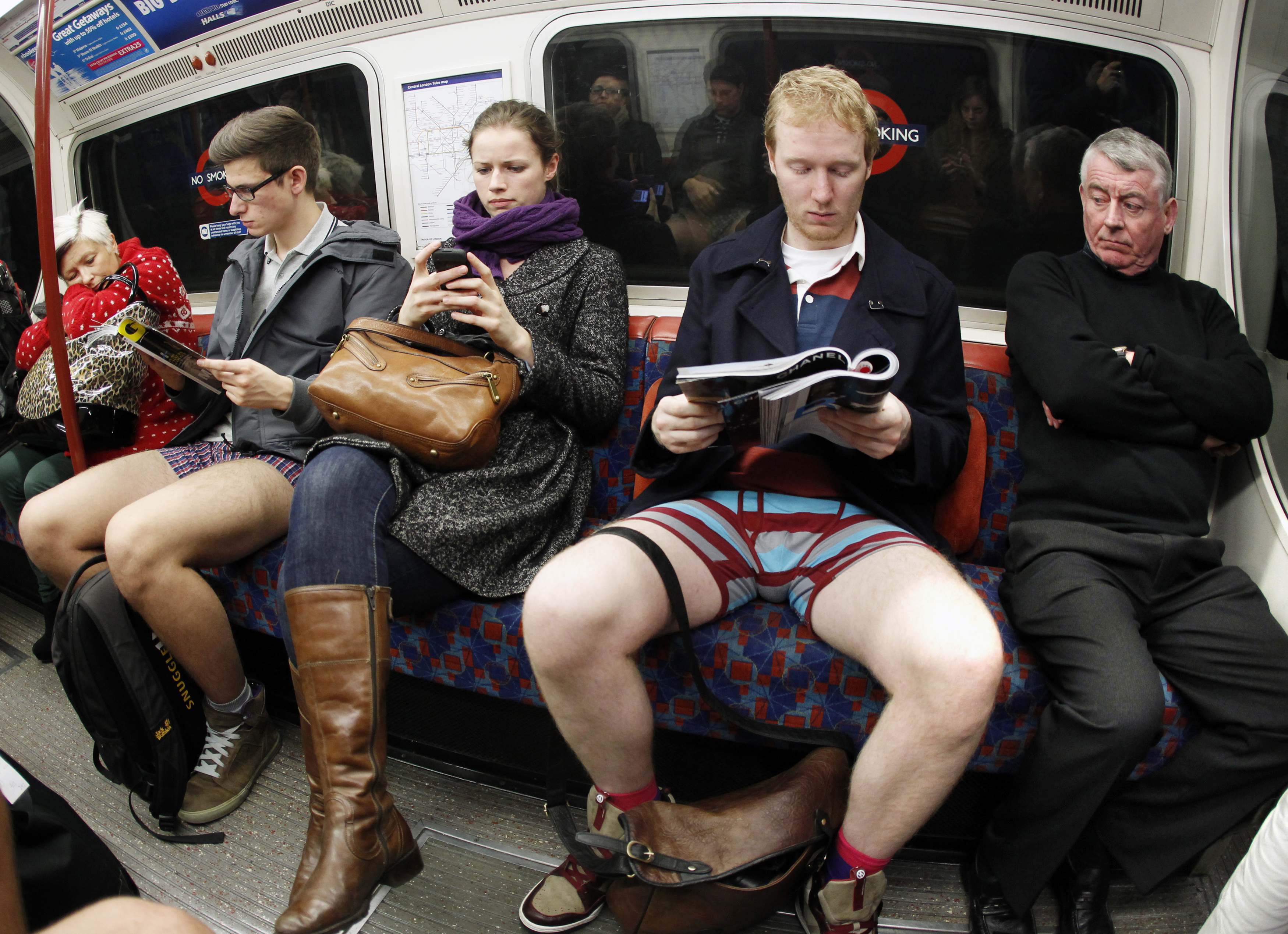 Женщины без штанов. No Pants Subway Ride Москва. В метро без штанов. Смешно одетые люди. В автобусе без штанов.