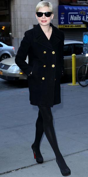 3 | H Michelle Williams φοράει μαύρες γόβες