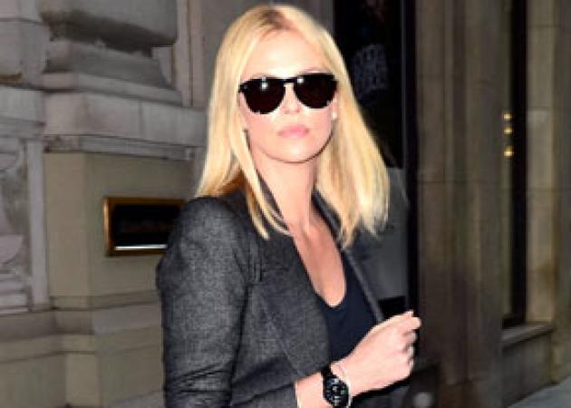 Moυ αρέσει το στιλ της Charlize Theron! Τί φόρεσε;