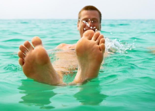 Κράμπα στην θάλασσα: Τι να κάνεις εκείνη τη στιγμή