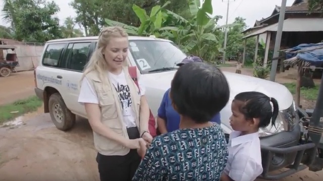 Η Kate Hudson επισκέφθηκε την Cambodia για τις ανάγκες της νέας καμπάνιας του Michael Kors