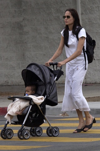 1 | H Angelina υιοθετεί τον πρώτο της γιο - 2002