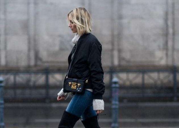 Ταιριάζει το bomber jacket με τις over knee boots;