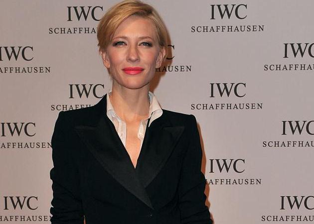 H Cate Blanchett τιμά τα παντελόνια της