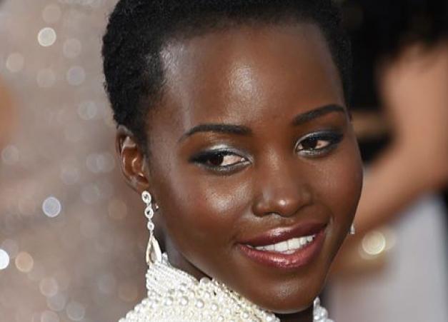 ΠΡΕΠΕΙ να δεις το φόρεμα της Lupita Nyong’o από την πίσω πλευρά!