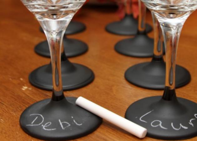 Χριστουγεννιάτικη διακόσμηση: Άλλαξε όψη στα ποτήρια του κρασιού κι ετοιμάσέ τα για το τραπέζι σου!