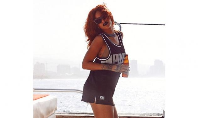 Rihanna: Δες τις σέξι πόζες της στο φακό μαζί με ένα…ψάρι!