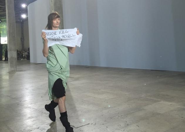 Μοντέλο περπάτησε στο catwalk του Rick Owens με banner που έγραφε: “Παρακαλώ σκοτώστε την Άνγκελα Μέρκελ”