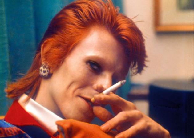 David Bowie: Η μόδα του χρωστάει πολλά! Μια βόλτα στις αξέχαστες εμφανίσεις του