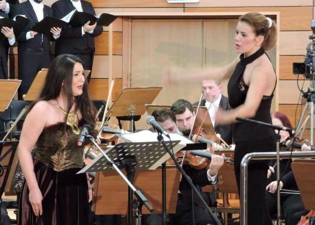 Ευγενία Μανωλίδου: Διευθύντρια ορχήστρας σε κονσέρτο στη Ρουμανία! Φωτογραφίες