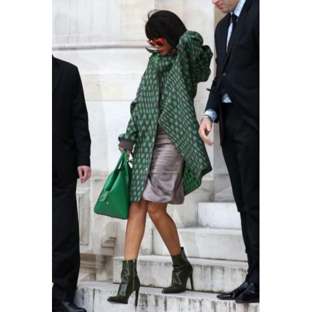 23 | H Rihanna με τσάντα Stella McCartney