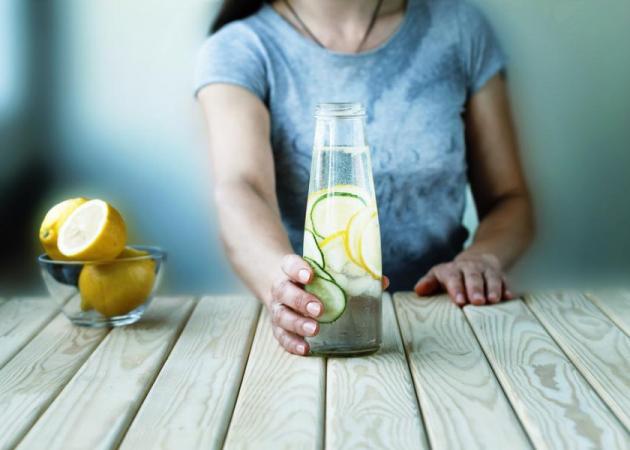 Βοηθάει το νερό με λεμόνι να κάψεις λίπος; Για δες τι λένε οι επιστήμονες…