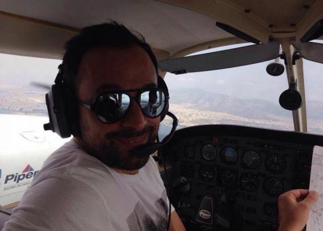 Ο Γιώργος Λιανός πιλοτάρει αεροπλάνο και … το κάνει καλά! Φωτογραφίες