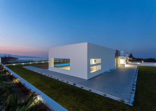 Πολυτελής κατοικία στην Κρήτη: Ένα σπίτι που “αγκαλιάζει” τον ορίζοντα!