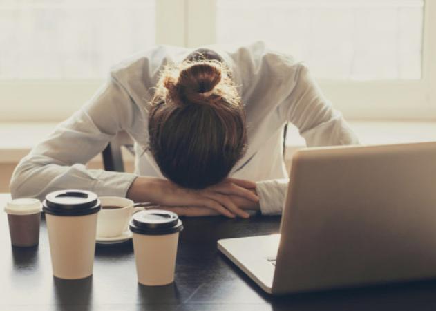 Νιώθεις συχνά κούραση όλη την ημέρα; Μην το αγνοείς – Δες 10 πιθανές παθήσεις!