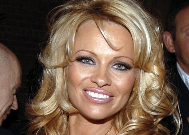 Makeunder! Η Pamela Anderson είναι αγνώριστη με το νέο της look!