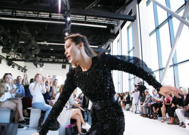 Η Bella Hadid έπεσε στο runway του Michael Kors αλλά ανέκαμψε με χαμόγελο!