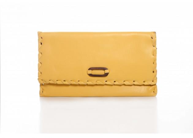 Κίτρινη τσάντα-φάκελος: Πρόσθεσε πινελιές χρώματος στο look σου!
