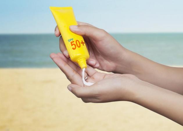 Αντηλιακό: Πώς διαβάζουμε την ετικέτα στο μπουκάλι – Τι να προσέχεις πάντα