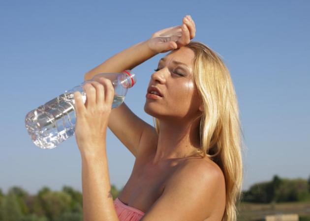 Γιατί όταν έχει πάνω από 30°C “σκάμε”, ενώ η θερμοκρασία μας είναι 36,5°C [vid]