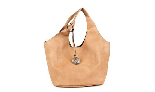 Μπεζ shoulder bag! Η τσάντα πασπαρτού της σεζόν…