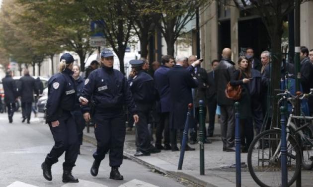 Συναγερμός στο Παρίσι! Άνδρας γυρνάει με μια καραμπίνα και πυροβολεί!