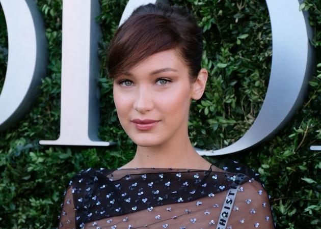 Η Bella Hadid με φόρεμα Υψηλής Ραπτικής και σχεδόν γυμνή (για ακόμα μια φορά)