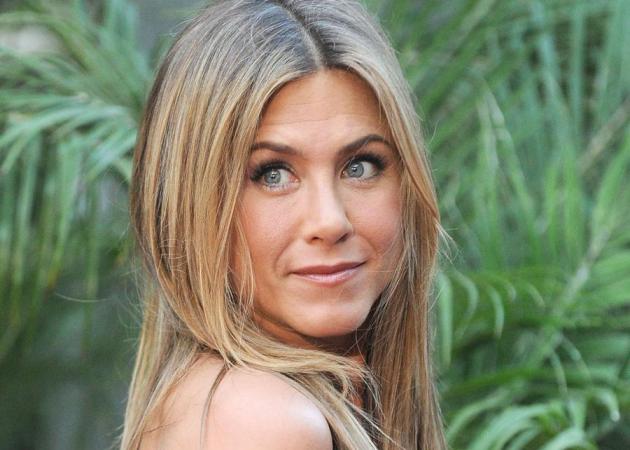 Τι φοράει η Jennifer Aniston;