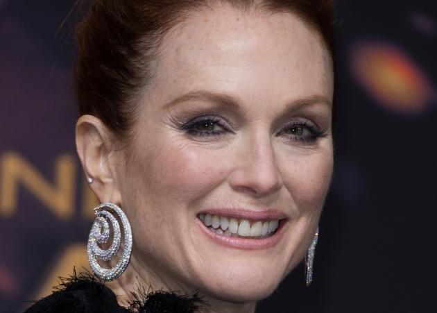 Τι είναι τα σκουλαρίκια της Julianne Moore;