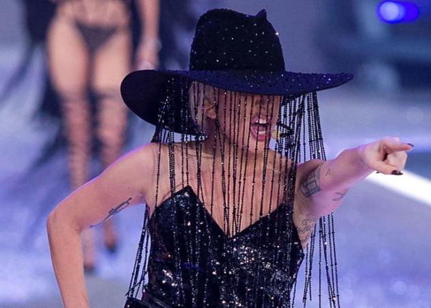Δεν θα πιστέψεις πόσο κόστισε το καπέλο της Lady Gaga για το show της Victoria’s Secret