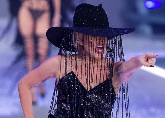 Δεν θα πιστέψεις πόσο κόστισε το καπέλο της Lady Gaga για το show της Victoria’s Secret
