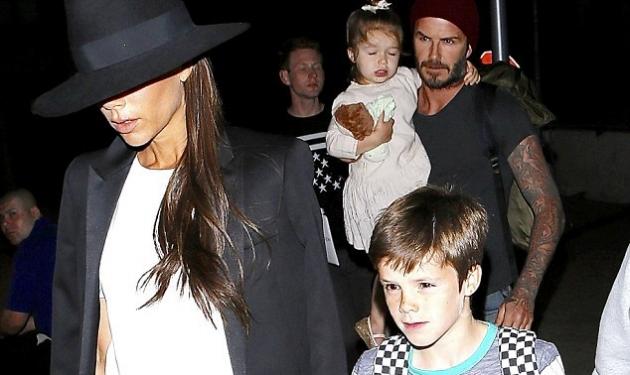 David & Victoria Beckham: Μαζί με τα παιδιά τους στο αεροδρόμιο του Λος ‘Αντζελες