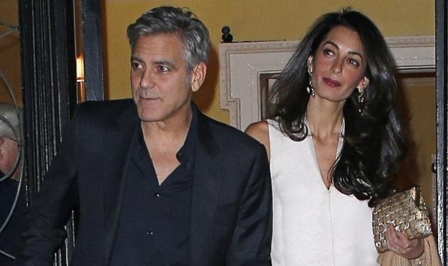 George – Amal Clooney: Ερωτευμένοι όσο ποτέ περπατούν πιασμένοι χέρι – χέρι μετά από έξοδο με φίλους