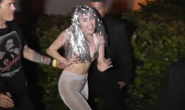 Δεν μπορεί να σταματήσει … να γδύνεται! Η Miley Cyrus τόπλες ΞΑΝΑ για γνωστό περιοδικό