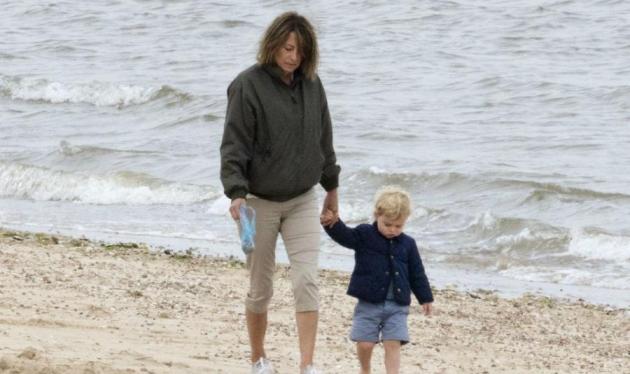 Πρίγκιπας George: Τα παιχνίδια στην άμμο με τη γιαγιά του Carole