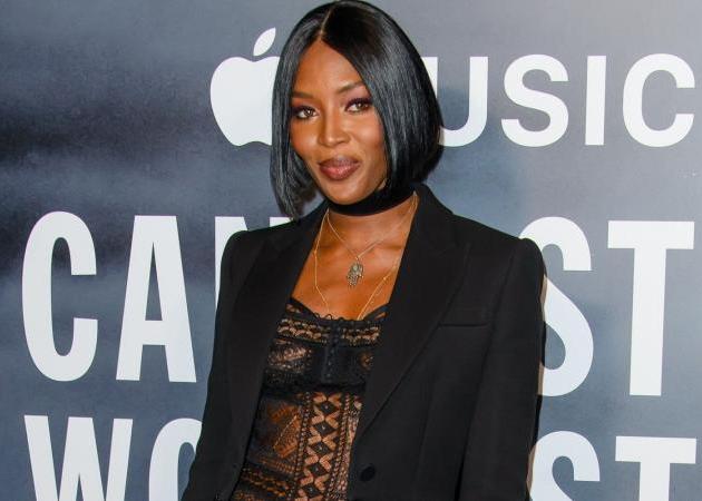 Οι σαγιονάρες τις Naomi Campbell που με δυσκολία θα φορούσαμε στην παραλία… και στην πισίνα