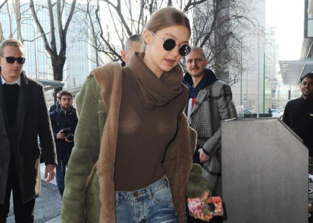 Η Gigi Hadid σου δείχνει τον πιο cool τρόπο να συνδυάσεις το σκισμένο σου τζιν