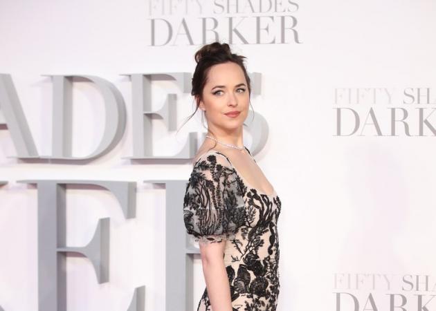 Fifty Shades Darker: Η εντυπωσιακή εμφάνιση της Dakota Johnson στην πρεμιέρα